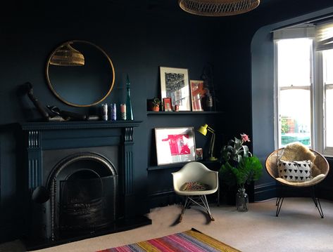 DECORATING IN THE DARK – 10 THINGS I'VE LEARNED FROM HAVING DARK WALLS - LADYLANDLADYLAND Dark And Moody Interiors, Mad About The House, Dark Blue Walls, Dark Living Rooms, Moody Interiors, Dark Walls, Dark Interiors, Blue Living Room, Blue Rooms