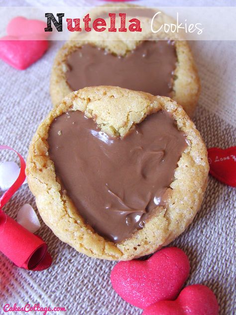 Nutella cookies - A Valentine chocolate lover dream come true. Nutella Heart, Nutella Biscuits, Nutella Recipe, Pop Tart, Nutella Cookies, Shaped Cookies, Heart Shaped Cookies, Nutella Recipes, Valentine Chocolate