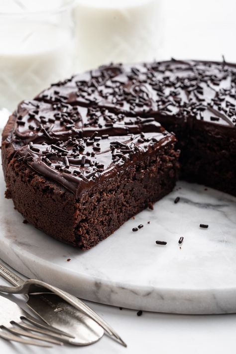 Protein Cake Chocolate Protein Cake Recipe, High Protein Chocolate Cake, Healthy Protein Cake, Vegan Protein Cake, Healthier Cake Recipes, Protein Chocolate Cake, High Protein Cake, Protein Powder Desserts, Protein Birthday Cake