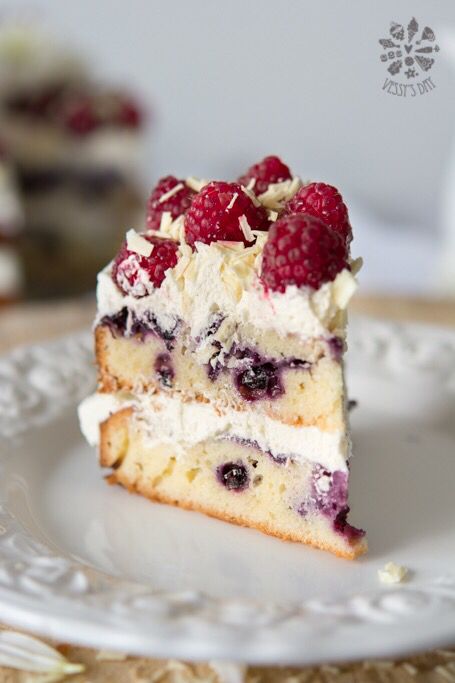 ♡ ♡ ♡ Berry Cake Recipe, Food Photography Cake, Chocolate Mocha Cake, White Chocolate Frosting, Cake With White Chocolate, White Chocolate Cake, Berry Cake, Sandwich Cake, Chocolate Layer Cake