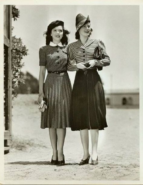 40s Mode, Wwii Women, Women Standing, Fashion 1940s, Modest Clothes, Fashion Modest, Look Retro, Cary Grant, 1950s Style