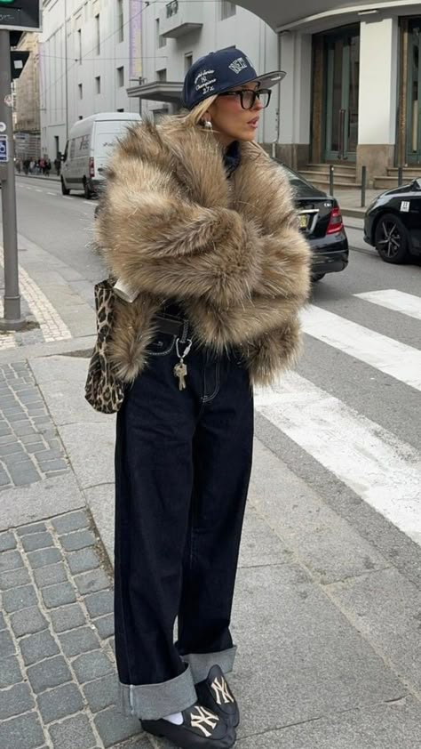 Fur Coat Outfit, Nyc Fits, Nyc Outfits, Streetwear Fall, Mode Zara, Skandinavian Fashion, Denim On Denim, Looks Street Style, Cold Weather Outfits