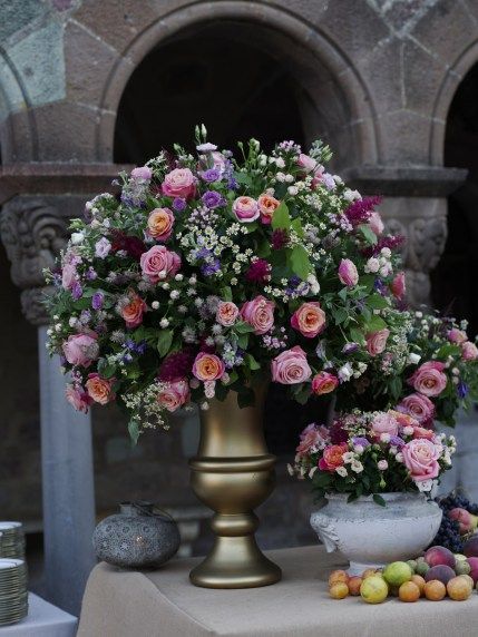 Dinner in the South of France. 4 The People UK | Rob Van Helden Floral Design Huge Flower Arrangements, Flower Urn, Large Floral Arrangements, Gold Vase, Flower Vase Arrangements, Memorial Flowers, Flower Arrangements Simple, Floral Arrangements Wedding, Vase Arrangements