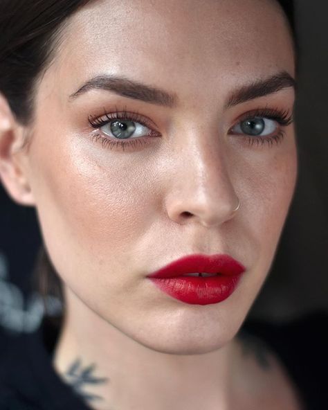 Viola Holmgren в Instagram: «Another look using the Lisa Eldridge lipstick in Velvet Ribbon, this time with a peachy cheek and eye. Eyeshadow is Surratt Ma-Pêche and…» Lisa Eldridge Lipstick, Westman Atelier, Wardrobe Architect, Lisa Eldridge, Models Makeup, Beauty School, Makeup Style, Velvet Ribbon, Funny Faces