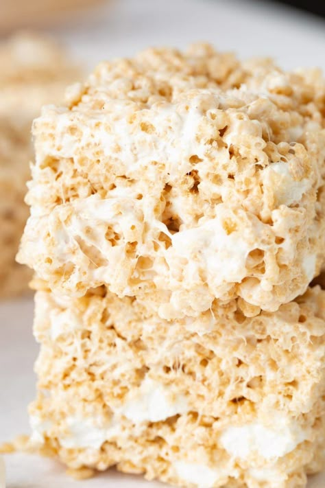 These rice krispie treats are soft and gooey and so delicious! #desserts #rice krispie treats #snacks Rice Krispie Treats Cereal, Best Rice Krispie Treats Recipe, Marshmallow Dessert Recipes, Rice Krispie Treats Recipe, Homemade Rice Krispies Treats, Kid Friendly Dessert, Meal Rotation, Retro Desserts, Krispie Treats Recipe