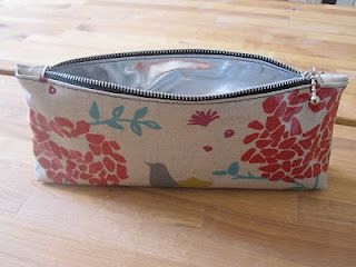 Ruby in Blue: Lined oilcloth purse tutorial Oil Cloth Bags, Diy Makeup Bag, Pencil Case Pouch, Purse Tutorial, Laminated Fabric, Pattern Tutorial, Snack Bags, Oil Cloth, Fabric Projects