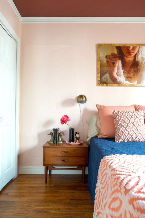 House Tour: A Pink-Centric '70s-Style California Home Tiny Bedroom Storage, Cozy Bedroom Lighting, Brighter Bedroom, Small Bedrooms, Bedroom Decorating Ideas, Bedroom Photos, Tiny Bedroom, Bedroom Decorating, Pink Bedroom