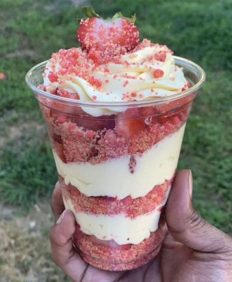 Strawberry Shortcake Cheesecake Cups, Strawberry Shortcake In A Cup, Small Baking Business, Ice Cream Sundae Recipe, Sundae Recipes, Strawberry Shortcake Cheesecake, Diy Foods, Cheesecake Cups, Cake In A Jar