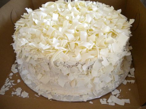 White chocolate shavings White Chocolate Shavings Cake, Bark Wedding Cake, White Cake Recipes, Cake With White Chocolate, White Chocolate Shavings, White Chocolate Bark, White Cake Recipe, Wedding Brunch, Chocolate Wedding Cake