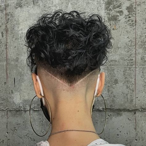 Faded Undercut for Curly Hair Dark Undercut Pixie, Curly Pixie Undercut Shaved Sides, Short Curly Hair With Shaved Sides, Undercut Hairstyles Curly Hair, Curly Short Undercut, Hair Fades Women, Curly Queer Haircut, High Fade Women, Curly Fade Women