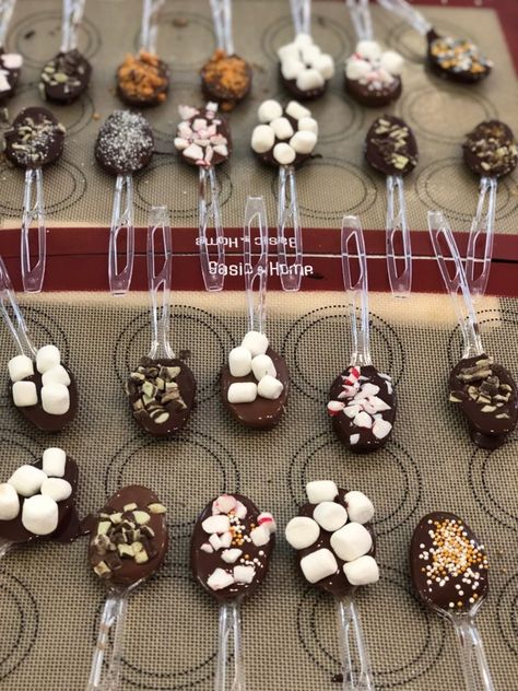 Cocoa Spoons Diy, Diy Hot Cocoa Stir Sticks, Hot Chocolate Spoons Gift, Hot Chocolate Stir Spoons, Hot Coco Spoon, Hot Choc Spoons, Diy Chocolate Spoons For Hot Chocolate, Hot Cocoa Sticks Diy, How To Make Chocolate Spoons For Hot Chocolate