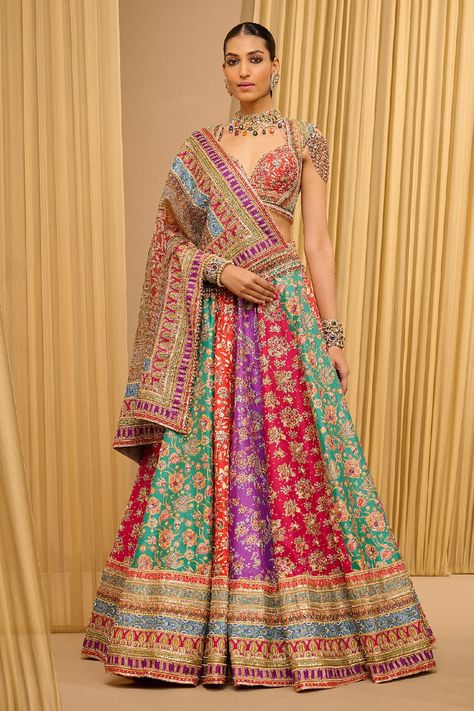 Tarun Tahiliani Bridal Lehenga, Tarun Tahiliani Bridal, Indian Wedding Reception Outfits, Mehendi Outfit, Mehndi Dress, Latest Bridal Lehenga, Half Saree Lehenga, Mehendi Outfits, Outfit Collection