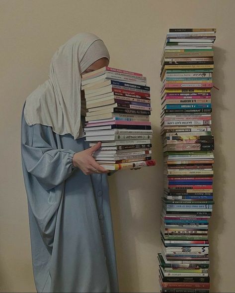 Cottagecore Academia Aesthetic, Hijabi Women, Muslim Photos, Funny Yugioh Cards, Graduation Picture, Muslim Pictures, Hijabi Aesthetic, Fashion Top Outfits, Muslimah Aesthetic