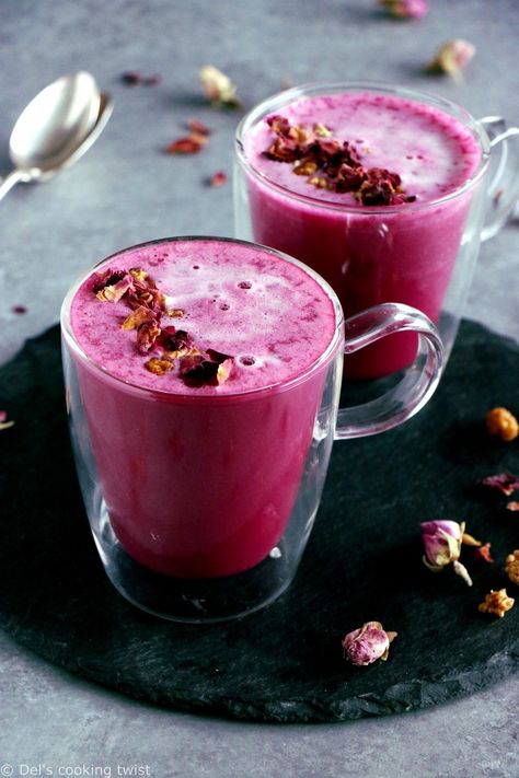 The perfect drink to enjoy together on the morning of Valentine's day. This pink beet latte is gorgeous and very subtile in taste. #Valentine #Valentinesday #BeetLatte #Breakfast #yummydrinks #eatyourveggies #healthy Beet Latte, Orange Pound Cake, Spiced Chickpeas, French Chocolate, Colorful Drinks, Natural Food Coloring, Frothing Milk, Original Recipe, Natural Food