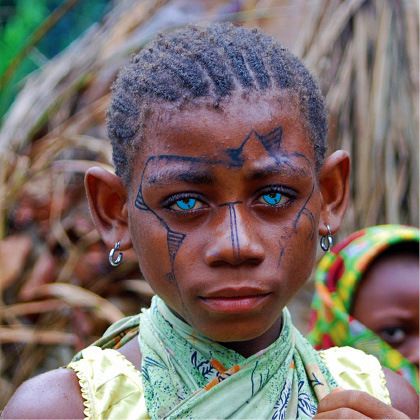 Pygmy of South Africa with most beautiful eyes. Faces Around The World, Amazing Eyes, Central African Republic, We Are The World, Central African, Different Cultures, New Guinea, Interesting People, People Of The World