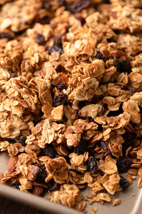 Homemade Granola Recipes - Peas and Crayons Homemade Granola Clusters, Cinnamon Raisin Granola, Granola Clusters Recipe, Cinnamon Granola Recipe, Homemade Granola Recipes, Raisin Granola, Raisin Recipes, Granola Recipe Healthy, Granola Clusters