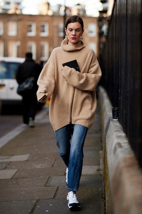 Emmanuelle Alt, London Fashion Week Street Style, Top Street Style, Womenswear Fashion, Chic Blouses, London Street Style, Street Style Trends, Famous Fashion, Autumn Street Style