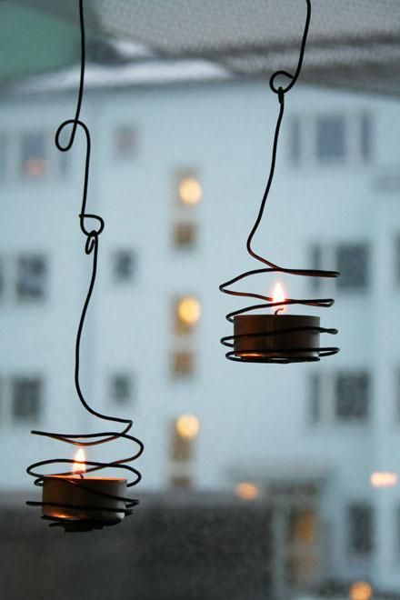 Spotted on the Swedish blog Calinas: A DIY suspended tea light holder made from wire and simple tea lights; all that's required is some tweaking and turning with a pair of pliers. Wire Hanger Crafts, Rustic Outdoor Lighting, Cheap Wedding Centerpieces, Hanger Crafts, Diy Candle Holders, Rustic Wedding Centerpieces, Wedding Centerpieces Diy, Diy Centerpieces, Wire Hangers