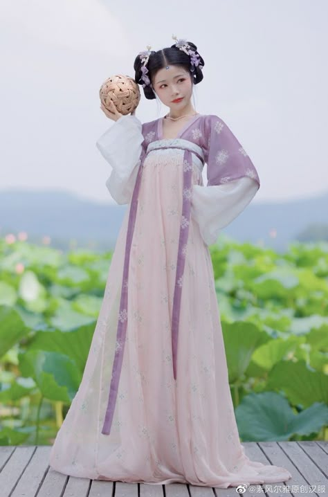 Palace Outfit, Tang Hanfu, Hanfu Pattern, Chinese Historical Fashion, Tang Dynasty Clothing, Tang Dynasty Hanfu, Traditional Chinese Fashion, Ancient Outfits, Hanfu Style