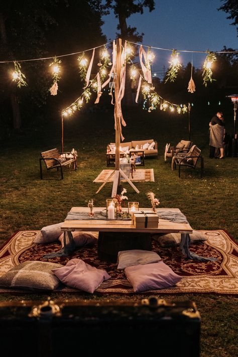 Outdoor Wedding Seating Ideas Reception Lounge Areas, Wedding Cozy Corner, Wedding Reception In Backyard, Rustic Wedding Lounge Area, Outdoor Wedding Fire Pit, Wedding Outdoor Seating Lounge Areas, Backyard Wedding Lounge Area, Lounge Wedding Reception Outdoor, Boho Wedding Lights