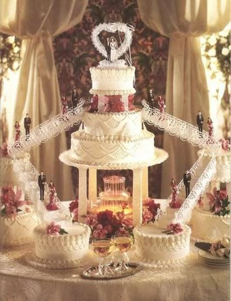 Old School Wedding, Fountain Wedding Cakes, Fountain Wedding, Fruit Wedding Cake, Vintage Pasta, Old Fashioned Wedding, Vintage Wedding Cakes, 80s Wedding, Italian Wedding Cakes