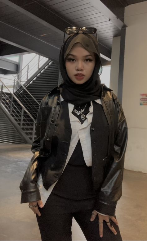 Leather Pants Outfit Hijab, Ootd Rock N Roll Hijab, Goth Hijab Outfit, Streetwear Hijab Outfit, Style Kantor, Hijab Streetwear, Hijabi Outfit, Leather Pants Outfit