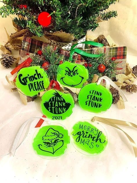 Vinyl Christmas Ornaments, Cricut Projects Christmas, Vinyl Ornaments, Cricut Ornaments, Grinch Ornaments, Christmas Crafts To Sell, Acrylic Ornaments, Christmas Vinyl, Matte Paint