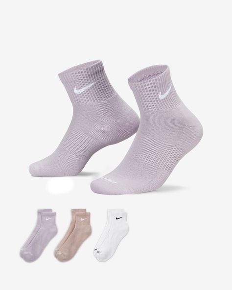 Nike Socks Women, Ankle Socks Outfit, Nike Sets, Nike Ankle Socks, Nike Hoodie Outfit, Nike Crew Socks, New Nike Shoes, All Nike Shoes, Sock Outfits