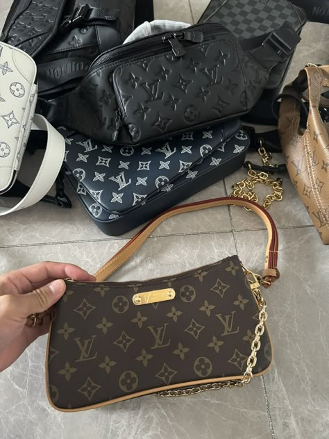 Louis Vuitton Pochette Bag, Louis Vuitton Side Bag, Louis Vuitton Outfit, Pochette Louis Vuitton, Louis Vuitton Pochette, Side Bags, Arm Candy, Runway Fashion, Diva