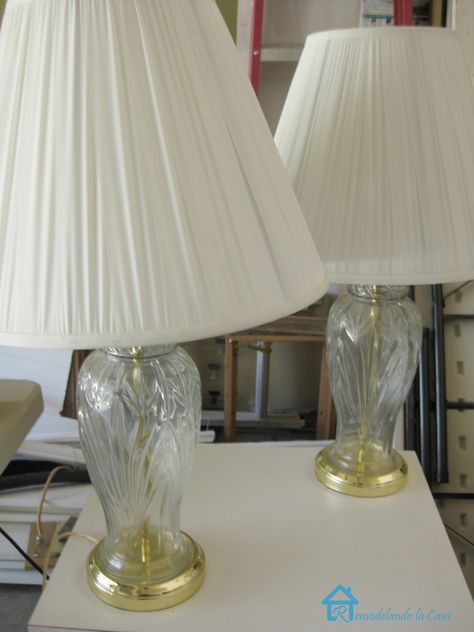 Remodelando la Casa: Ugly Glass Lamps Transformed Lamp Shades For Crystal Lamp, Upcycle Brass Lamps, Painting Glass Lamp Base, Milk Glass Lamp Makeover, Glass Table Lamps Bedroom, Painting A Glass Lamp, How To Paint Glass Lamps, Diy Lamp Makeover Base, Painting Glass Lamps