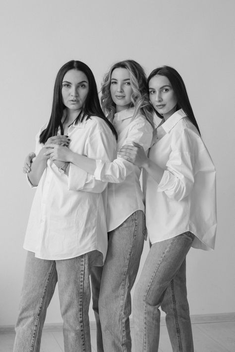 3 Woman Photoshoot, Trio Professional Photoshoot, Posing 3 People, Photoshoot Ideas For Sisters, Group Of 3 Photoshoot Ideas, Sister Studio Photoshoot, Sister Pics Aesthetic, Indoor Poses, Photoshoot Sisters