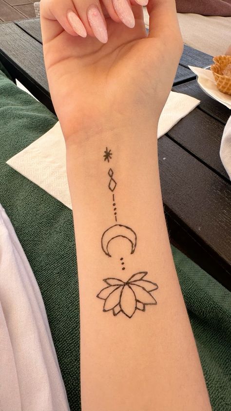 Forearm Simple Tattoos For Women, Hena Idea Easy, Non Traditional Henna Designs, Cute Henna Tattoos Easy, Hand Tattoos Easy, Pen Tattoo Ideas Doodles On Hand, Tiny Henna Designs, Little Henna Designs, Henna Tattoo Designs Easy