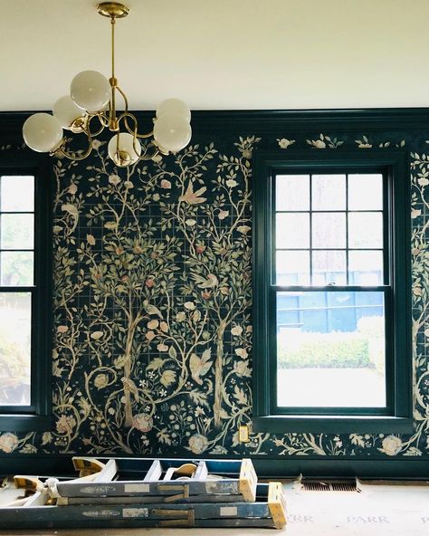 Jessica Helgerson on Instagram: “Ladders and construction paper on the floor, dumpster out the window... who cares with that wallpaper!!? William Morris was an artistic…” Wallpaper William Morris, Interior Paint Schemes, Jessica Helgerson, Moody Wallpaper, William Morris Wallpaper, Modern Rustic Farmhouse, Morris Wallpapers, Wallpaper Ceiling, Victorian Wallpaper