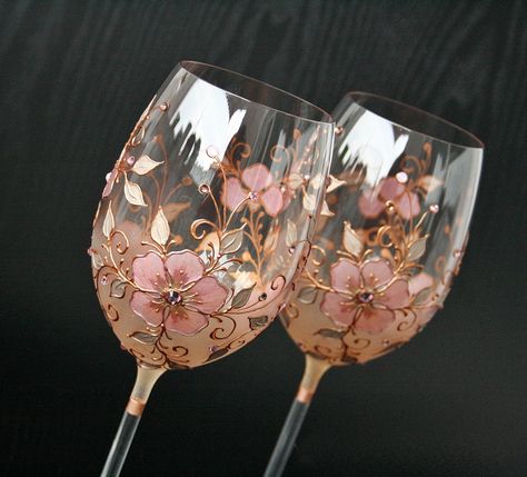 Fancy Wine Glasses, Glass Decor Ideas, Glass Painting Patterns, Wine Glass Designs, Decorated Wine Glasses, Glass Painting Designs, Diy Glass Bottle Crafts, Wine Glass Art, Stained Glass Paint