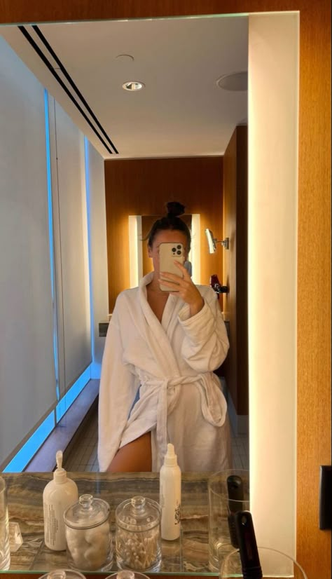 Hotel Pics Ideas, Hotel Pics Instagram, Spa Selfie, Hotel Room Poses, Hotel Pics Instagram Aesthetic, Hotel Selfies Instagram, Baddie Selfies Mirror, Hotel Room Selfie, Hotel Bathroom Picture Ideas Instagram