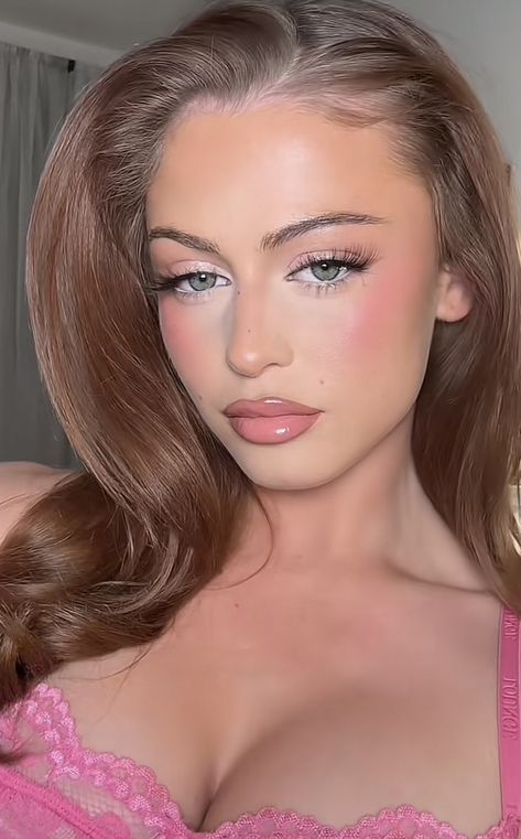 Pink Glowy Eye Makeup, 2000s Makeup Looks Pink, Soft Barbie Makeup Look, Instagram Model Makeup, Ballerina Makeup Aesthetic, Fun Party Makeup, Pink Natural Glam Makeup, Soft Hollywood Glam Makeup, Fembot Makeup