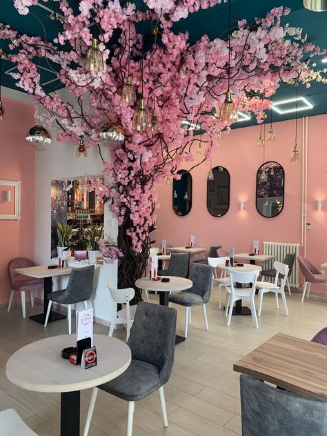 Amazing tree inside coffe shop Small Tea Shop Interior Design, Small Bakery Interior Design Ideas, Tree Cafe Design, Cafe Flower Decor, Flower Cafe Interior, Flowers Coffee Shop, Cherry Blossom Restaurant, Cherry Blossom Tree Restaurant, Tea Room Interior