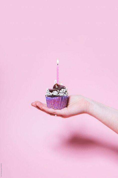 Female Hand holding a chocolate cupcake in front of pastel pink background Cupcake Product Photography, Cupcake Photoshoot Ideas, Cupcakes Photoshoot, Cupcake Photoshoot, Cupcake Photography, Cake Background, Cake Photoshoot, Pastel Pink Background, Cupcake Photos