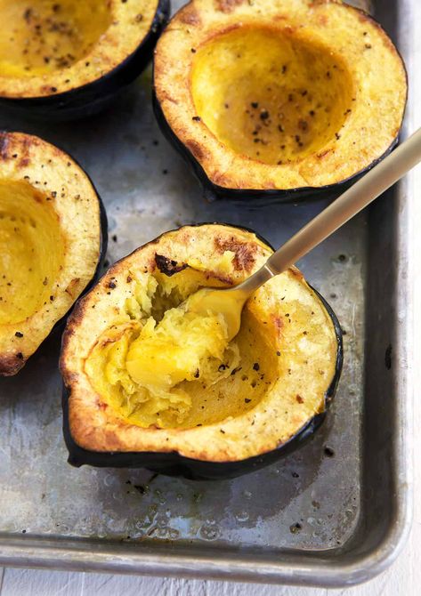 Baked Acorn Squash Recipes, Vegan Acorn Squash Recipes, Parmesan Acorn Squash, Acorn Squash In Oven, Roast Acorn Squash, Acorn Squash Recipes Healthy, Cook Acorn Squash, Easy Squash Recipes, Acorn Squash Roasted