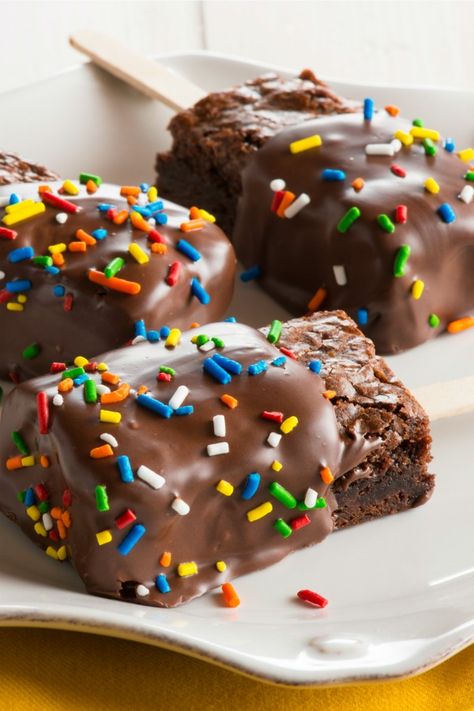 Kids will love these portable, frosting-dipped brownies that combine all the fun of pops with that familiar chocolaty flavor. (Perfect for parties!) Decorate with whatever candy sprinkles you like; look for wooden craft sticks at a craft store or in the baking aisle of your supermarket. Brownies On A Stick, Cute Brownie Decorating Ideas, Decorative Brownies, Brownie Decoration, Brownies Decoration, Brownie Deserts, Brownies Ideas, Decorated Brownies, Glace Fruit