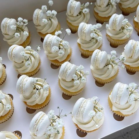 Wedding Vanilla Cupcakes, Cupcakes And Macarons, Cupcake With Pearls, Wedding Cupcakes Ideas Elegant White, Wedding Cupcakes Chocolate, Fancy Wedding Cupcakes, White Dessert Ideas, Pastries Logo Design, White Cupcakes Decoration