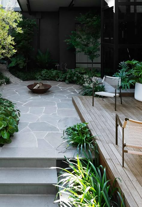 Small Urban Garden, Tattoo Plant, Outdoor Paving, Crazy Paving, Most Beautiful Gardens, Desert Garden, White Planters, Casa Exterior, Kew Gardens