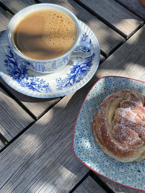 Coffee And Pastry, Stockholm Aesthetic, Cinnamon Bun, Aesthetic Summer, Coffee Addict, Pretty Food, Cup Of Coffee, Coffee Time, Aesthetic Food