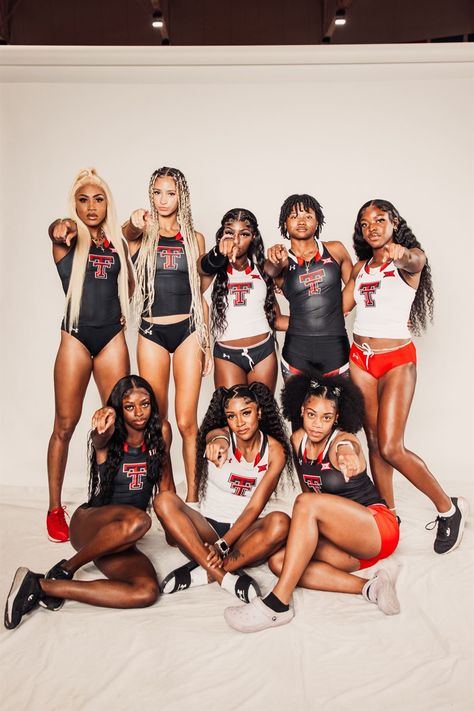 Track Duo Pictures, Track Team Photos, Track Media Day Poses Duo, Track And Field Picture Ideas, Track Team Pictures, Media Day Poses Track And Field, Track Black Women, Aesthetic Track Pictures, Track Pictures Poses Photo Ideas