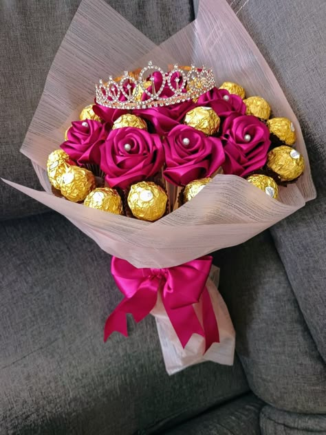 Ramo de rosas eternas rosas de listón chocolates ramo con corona Roses Bouquet Chocolate, Forever Flower Bouquets, Ribbon Rose Bouquets, Roses Bouquet Gift, Ribbon Flowers Bouquet, Diy Gifts To Sell, Candy Bouquet Diy, Valentine Gift Baskets, Diy Ribbon Flowers