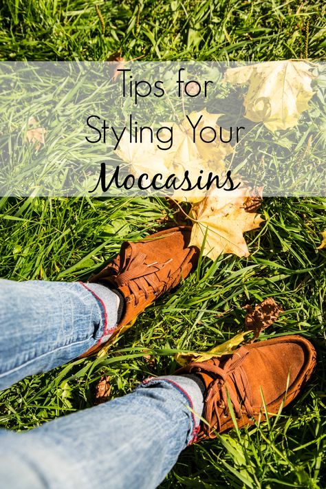 You’ve got moccasins shoes, but you’re unsure of how to style them. Give your moc fashion a boost with these style inspiration tips. Find out what kind of outfits to wear, mock no-nos and more! Moccasin Outfit, How To Style Turtleneck, T Shirt Outfit Ideas, Baby Seats, Moccasins Outfit, Yellow Road, White Sweater Outfit, Preppy Fall Outfits, Bicycle Kick