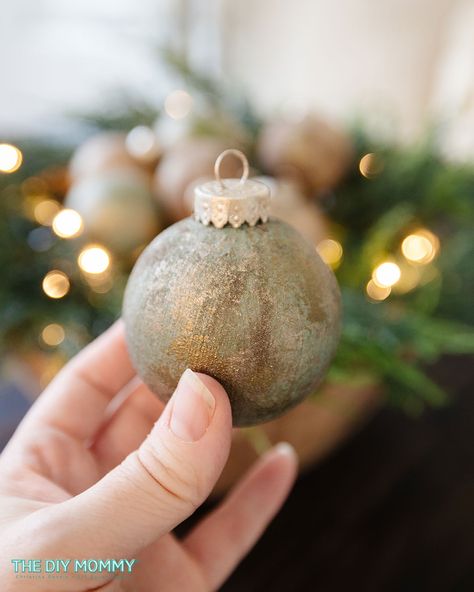 Diy Textured Ornaments Christmas, Diy Textured Ornaments, Diy Rustic Ornaments, Christmas Balls Wreath Diy, Textured Christmas Ornaments, Christmas Crafts Diy Decoration, Vintage Christmas Balls, Diy Christmas Ball, Diy Mommy