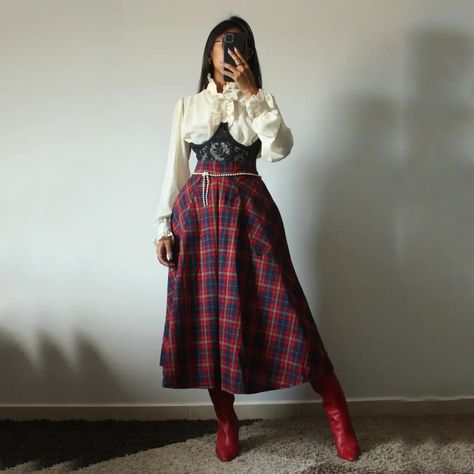 Outfit daily
@una_celestilla ig Tartan Long Skirt, Red Slip Skirt Outfit, Long Tartan Skirt Outfit, Gray Pencil Skirts, Tartan Dress Outfit, Plaid Pencil Skirt Outfit, Long Plaid Skirt Outfit, Long Tartan Skirt, Tartan Skirt Outfit