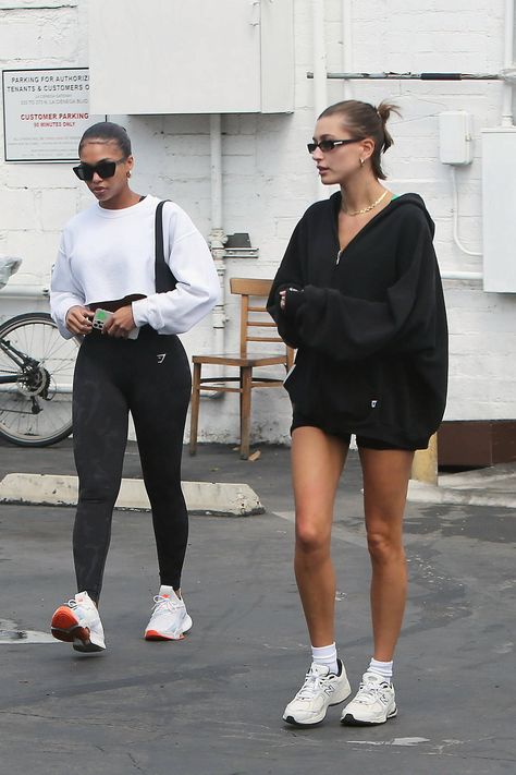 Hailey Bieber shows off her slender legs in black spandex shorts while out for a Pilates class in Los Angeles-040523_15 Hailey Bieber 2024 Style, Hailey Bieber Gym, Hailey Bieber Workout, Black Spandex Shorts, Hailey Baldwin Style, Hailey Bieber Style, Models Off Duty Style, Fitness Wear Outfits, Workout Fits