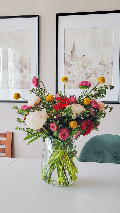 #flowers #traderjoes #bouquet #arrangement #wedding #cheapflowers #datenight #creative #diy Fresh Flowers In Kitchen, Bouquet Of Flowers Vase, Colorful Flower Vase, Color Flower Arrangements, Fresh Flowers Decor, Fresh Flowers In Home, Flowers In The House, Cheap Flower Bouquet, Flower Arranging Aesthetic